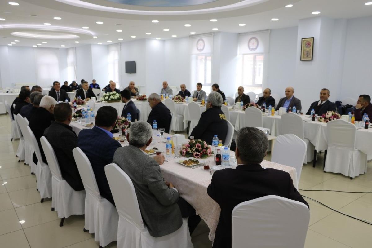 Emniyet M&uuml;d&uuml;r&uuml; Esert&uuml;rk, muhtarların sorunlarını dinledi