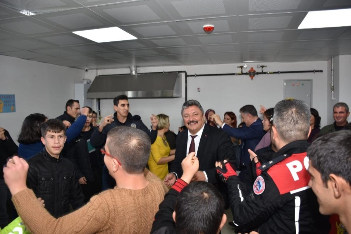 Emniyet M&uuml;d&uuml;r&uuml; Kolcu, &ouml;zel &ccedil;ocuklarla canlı m&uuml;zik eşliğinde oynadı