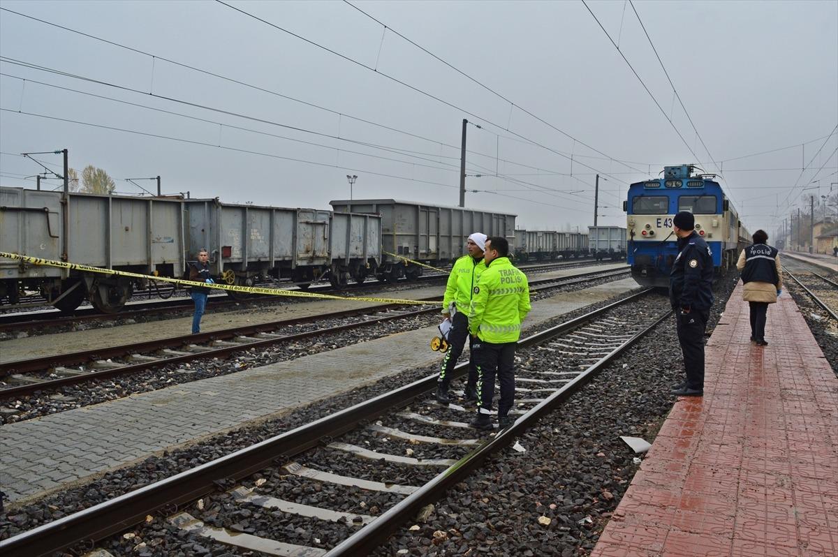 G&Uuml;NCELLEME - Adıyaman'da trenin &ccedil;arptığı anne &ouml;ld&uuml; kızı yaralandı