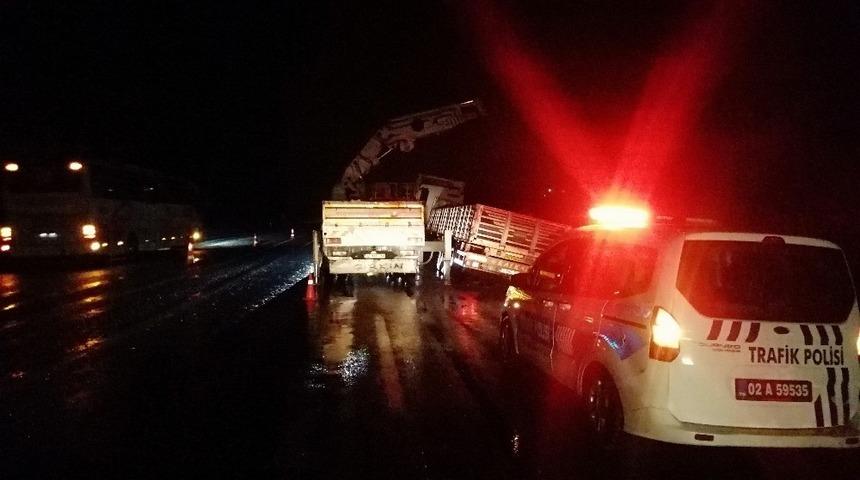 G&ouml;lbaşı&rsquo;nda yan yatan tır vin&ccedil; ile kurtarıldı