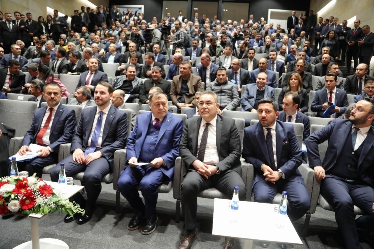 Bakan Albayrak: "Sanayi &uuml;retimindeki yıllık y&uuml;zde 3,8 artış son &ccedil;eyrekte &ouml;ng&ouml;rd&uuml;ğ&uuml;m&uuml;z b&uuml;y&uuml;menin ger&ccedil;ekleşeceğine işaret ediyor"