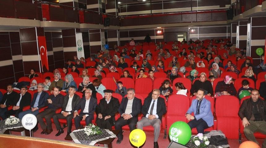 Yetim &ccedil;ocuklara kıyafet yardımı