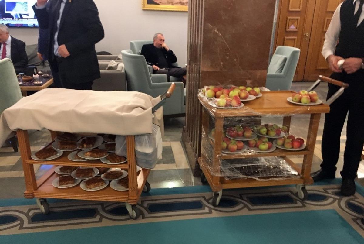 B&uuml;t&ccedil;e g&ouml;r&uuml;şmelerine tatlı molası