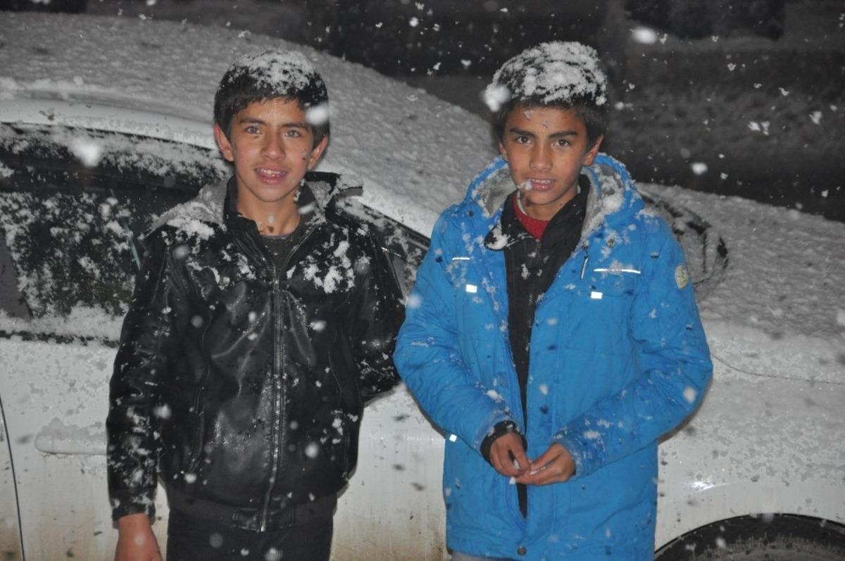 Y&uuml;ksekova&rsquo;da yoğun kar yağışı