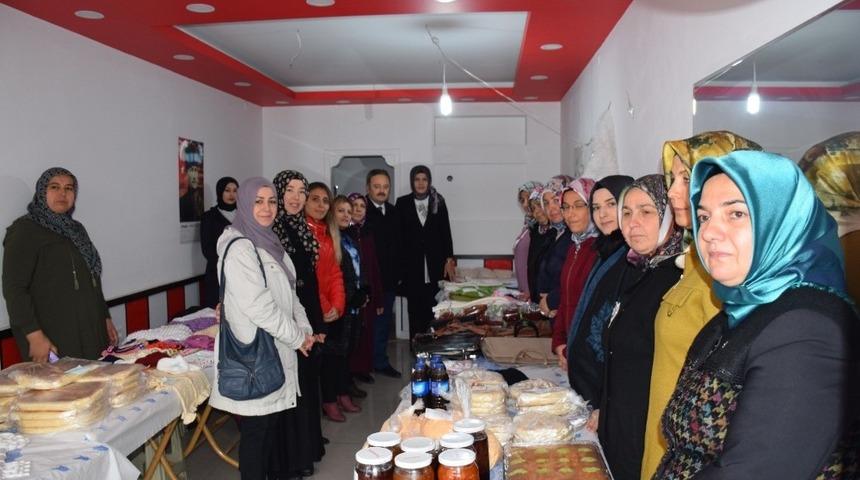 Kadınların evde yaptıkları &uuml;r&uuml;nler kermeste tanıtıldı