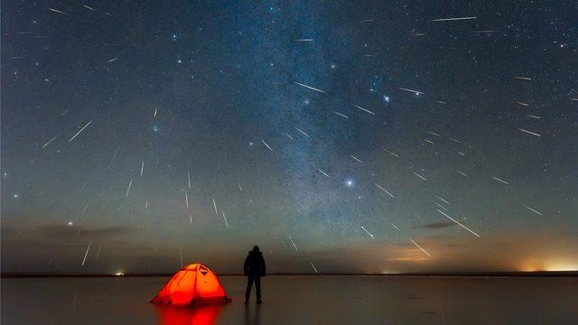 Meteor yağmurunu gözlemek için gökyüzünün açık ve karanlık olması gerekir.