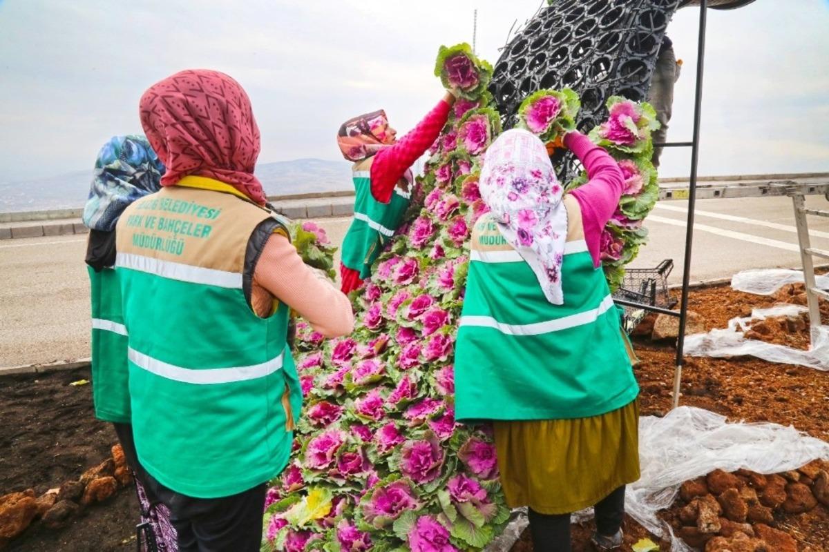 Elazığ dikey bah&ccedil;elerle renkleniyor