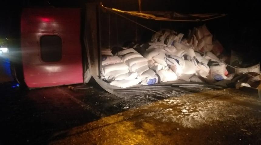 Sinop&rsquo;ta un y&uuml;kl&uuml; tır devrildi