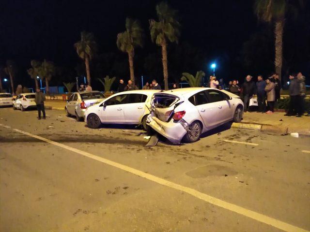 Hatay'da hafif ticari araç otomobillere çarptı: 3 yaralı