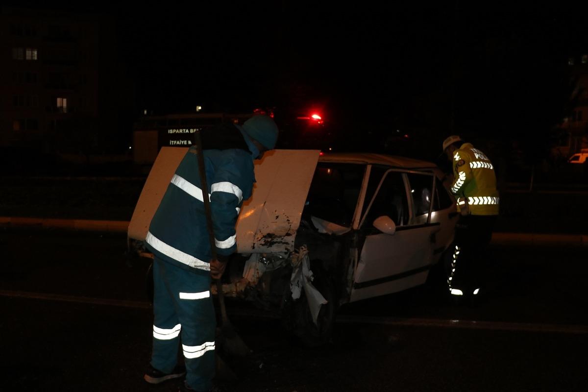 Isparta'da otomobil trafik ışıklarında bekleyen ara&ccedil;lara &ccedil;arptı: 1 yaralı