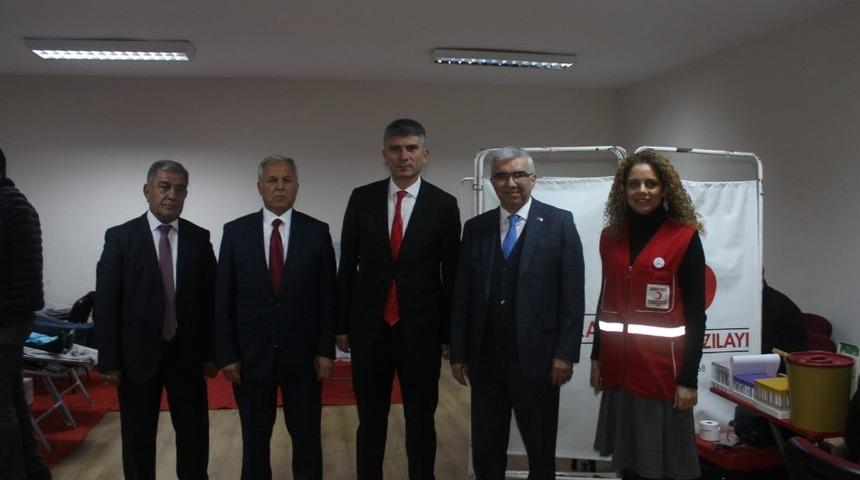 Adana&rsquo;da ilkokul &ouml;ğretmenleri ve velilerinden Kızılay&rsquo;a kan bağışı