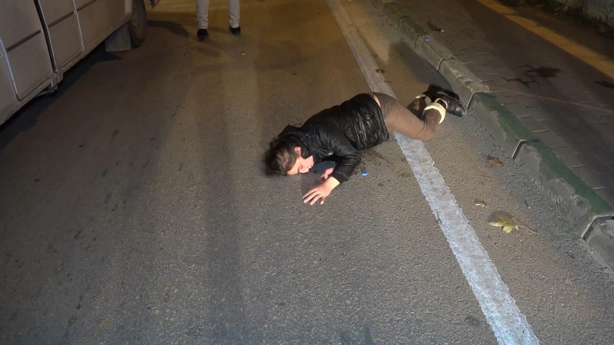 Bursa'da şoke eden g&ouml;r&uuml;nt&uuml;! Tokatladığı gen&ccedil; kızı arabadan attı