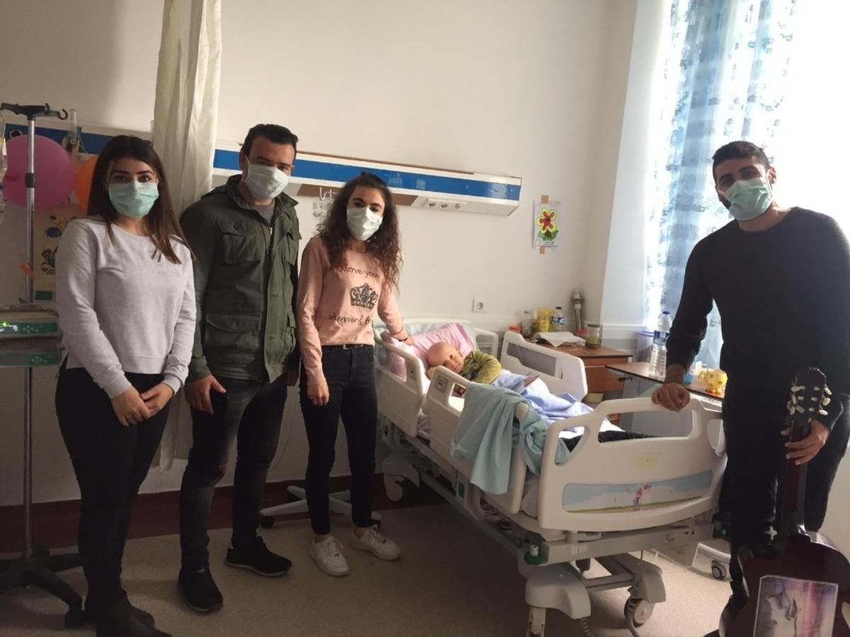 &Uuml;niversiteli gen&ccedil;ler onkoloji hastası miniklere moral oldu