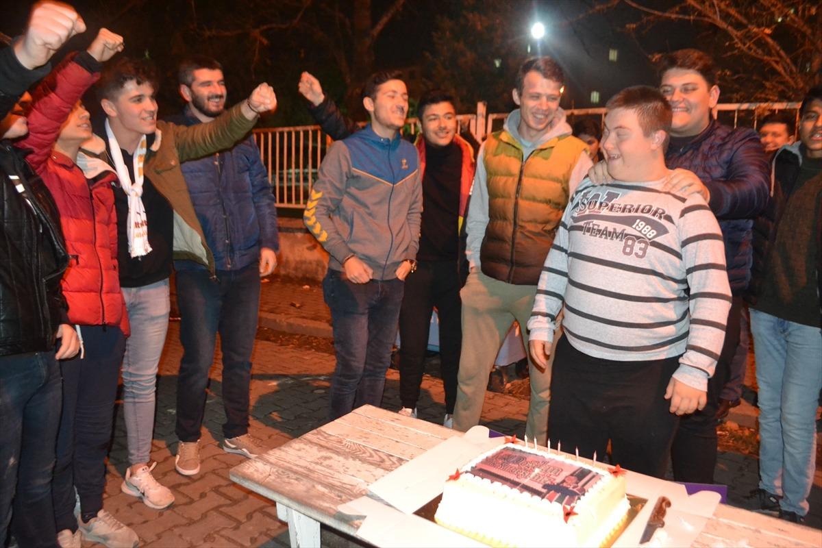 L&uuml;leburgazspor aşığı down sendromlu gence s&uuml;rpriz doğum g&uuml;n&uuml;