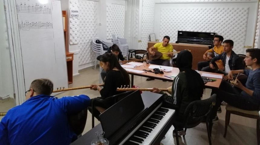 Emet&rsquo;te m&uuml;zik kurslarına ilgi