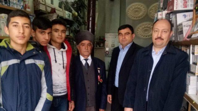 Lise öğrencileri Kıbrıs gazisini ziyaret etti