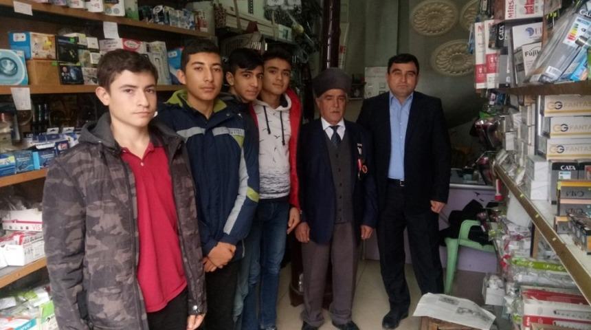 Lise &ouml;ğrencileri Kıbrıs gazisini ziyaret etti