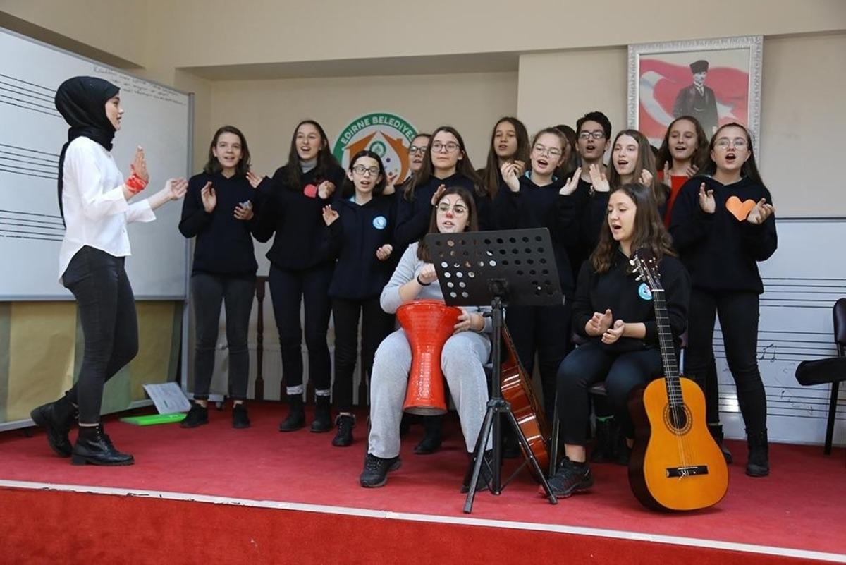 K&uuml;&ccedil;&uuml;k kalpleriyle b&uuml;y&uuml;k bir sevgiyi paylaştılar