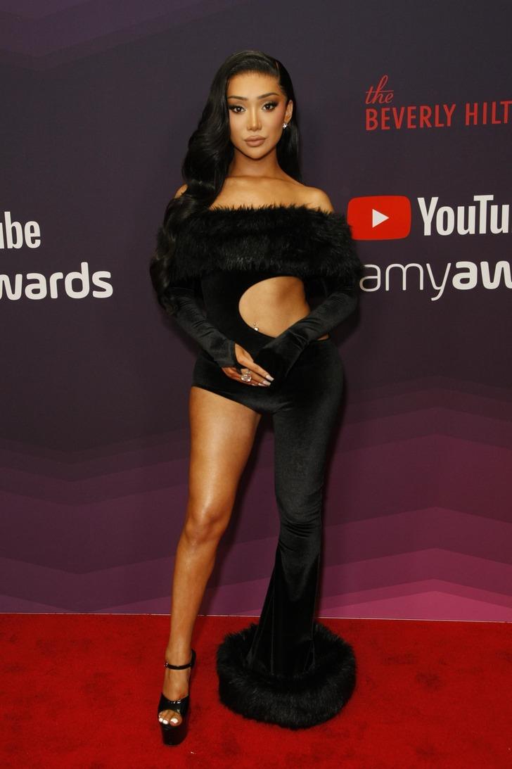 Yarısı yok! Kırmızı halıya damga vurdu G2