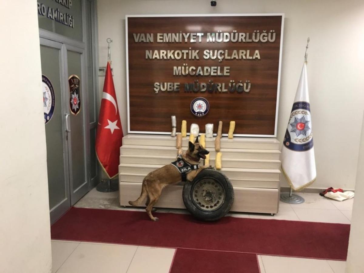 Stepne lastiği i&ccedil;erisine gizlenen uyuşturucu Şila&rsquo;ya takıldı