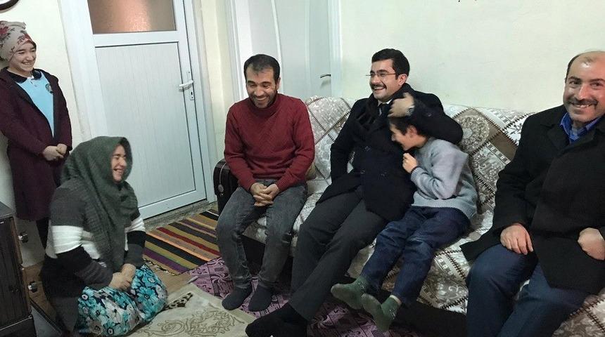 Minik kız &ouml;ğrencinin ders &ccedil;alışma masası talebi karşılandı