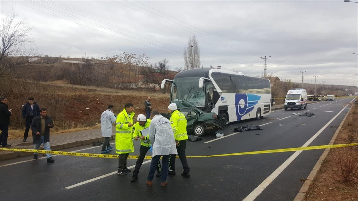 Kırşehir'de yolcu otob&uuml;s&uuml; ile otomobil &ccedil;arpıştı: 3 &ouml;l&uuml;, 1 yaralı