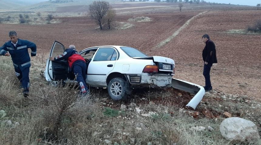 Otomobil şarampole u&ccedil;tu: 2 yaralı