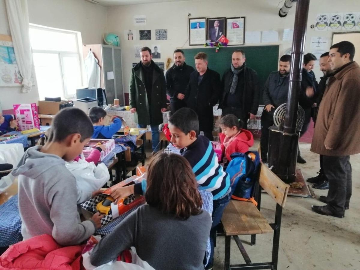 Bing&ouml;l&rsquo;de 130 &ouml;ğrenciye bot ve mont hediye edildi