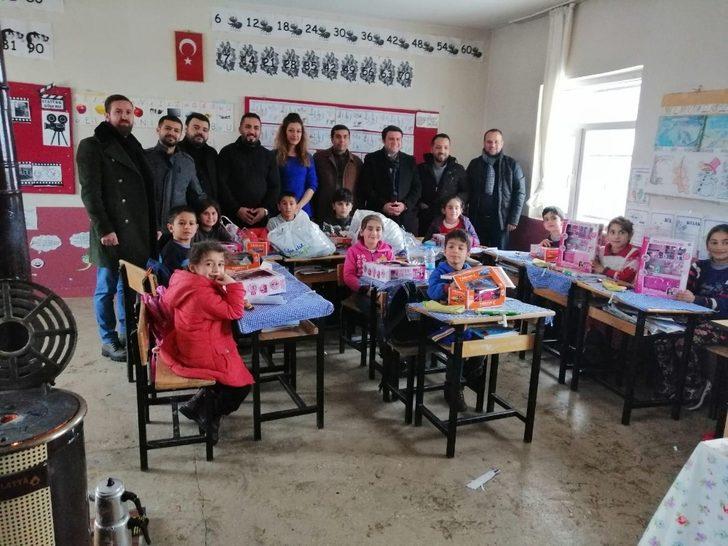 Bingöl’de 130 öğrenciye bot ve mont hediye edildi G3