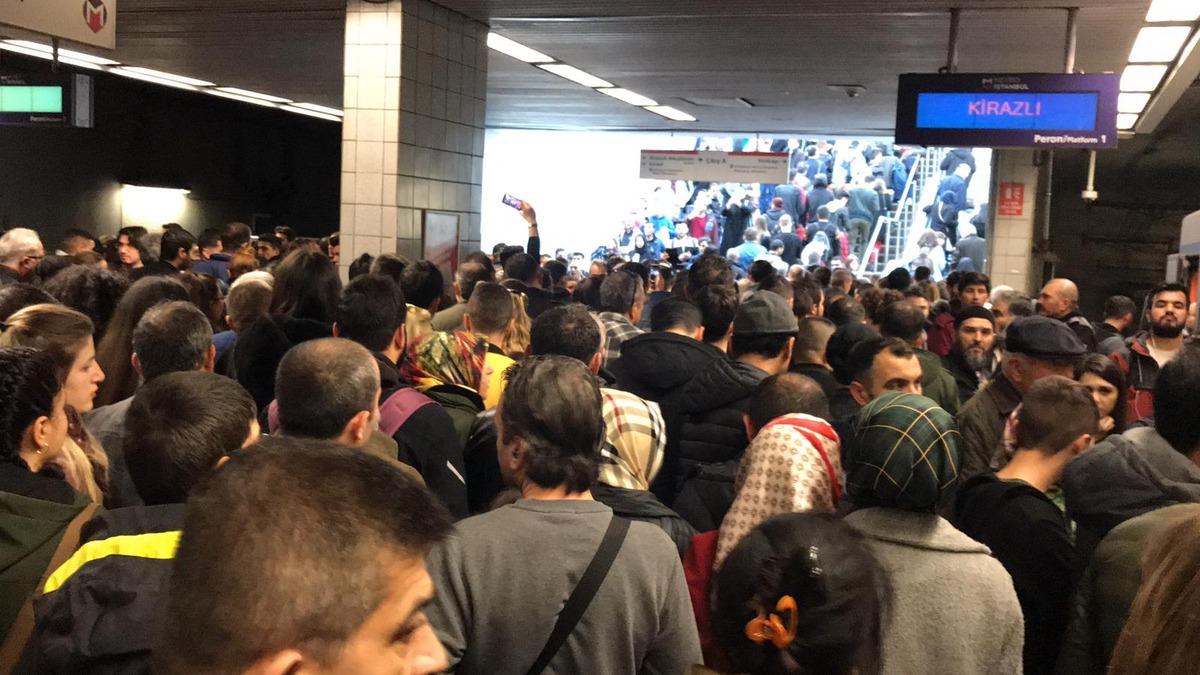 İstanbul'da bazı metro hatlarında arıza, yoğunluk yaşanıyor (1)&nbsp;