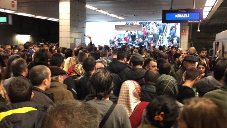İstanbul'da bazı metro hatlarında arıza, yoğunluk yaşanıyor (1)  G2