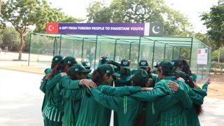 TİKA'dan Pakistanlı kız öğrencilere kriket tesisi