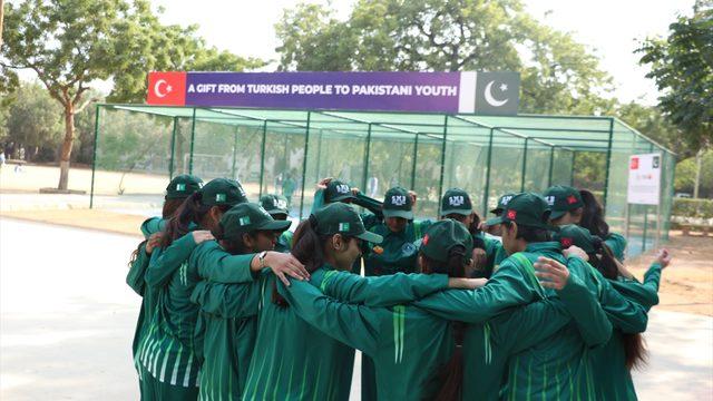 TİKA'dan Pakistanlı kız öğrencilere kriket tesisi