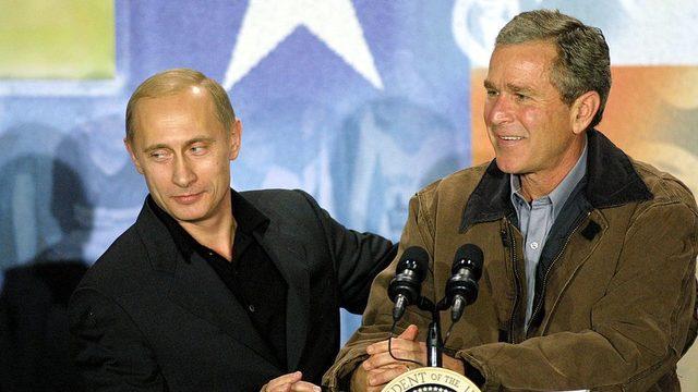 ABD Başkanı George W. Bush 2001'de Putin'i resmi bir ziyaret için davet etti. İkili Bush ailesinin Teksas'taki çiftliğine seyahat etti