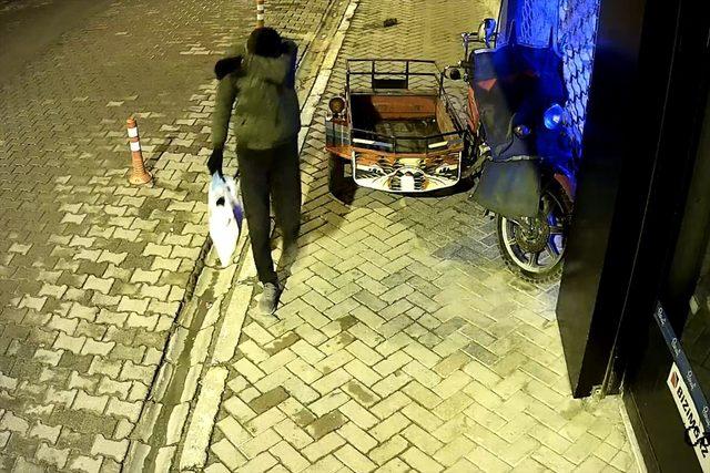 Elazığ'da cep telefonu hırsızlığı güvenlik kamerasınca görüntülendi