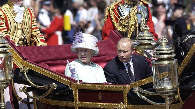 Kraliçe 2. Elizabeth 2003 yılında Vladimir Putin'i resmi ziyaret için davet etmişti. Bu, 1874'ten beri bir Rusya liderine yapılan ilk resmi davetti