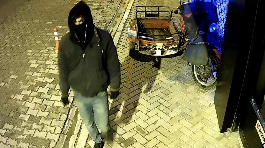 Elazığ'da cep telefonu hırsızlığı g&uuml;venlik kamerasınca g&ouml;r&uuml;nt&uuml;lendi