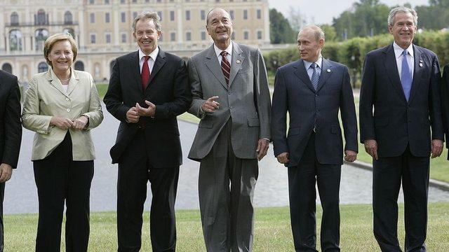 Angela Merkel, Tony Blair, Jacques Chirac, Vladimir Putin ve George W. Bush 2006'da St. Petersburg'da düzenlenen G8 zirvesinde