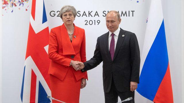 İki ülke arasındaki gerginlik, dönemin İngiltere Başbakanı Theresa May'in Putin'le çektirdiği fotoğraftaki yüz ifadesine de yansımıştı