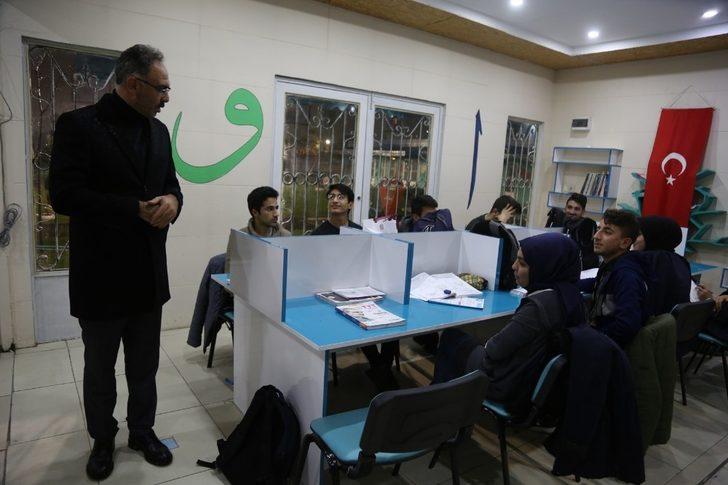 Kuş, sınavlara hazırlanan gençlerle bir araya geldi G1