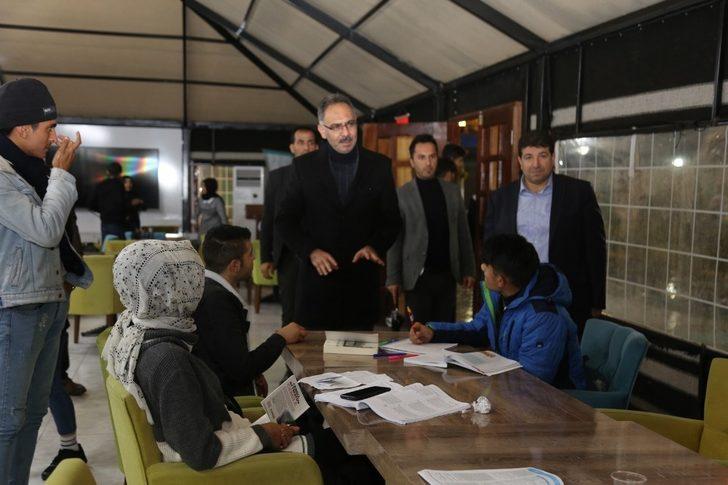 Kuş, sınavlara hazırlanan gençlerle bir araya geldi G4