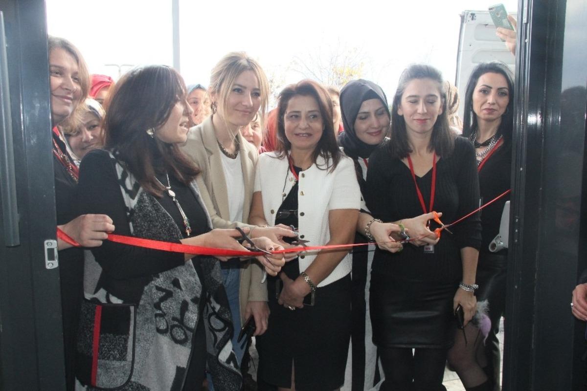 Dergiden &ccedil;anta, gazeteden vazo yapıyorlar