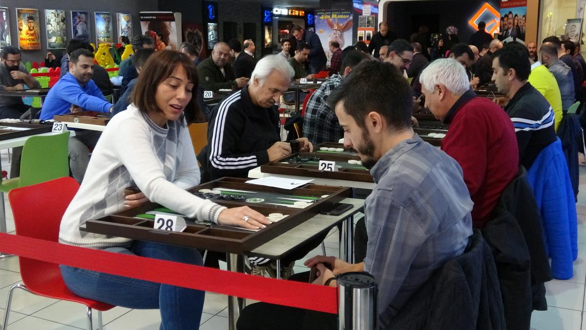 Tavla turnuvasında zarlar engelli &ccedil;ocuklar i&ccedil;in sallandı
