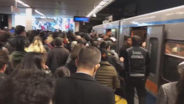 İstanbul'da metro arızası; duraklarda izdiham oluştu (2) 