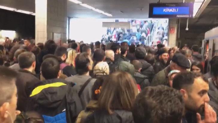 İstanbul'da metro ve metrobüs arızası! Uzun kuyruklar oluştu G3