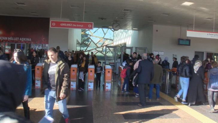 İstanbul'da metro ve metrobüs arızası! Uzun kuyruklar oluştu G5