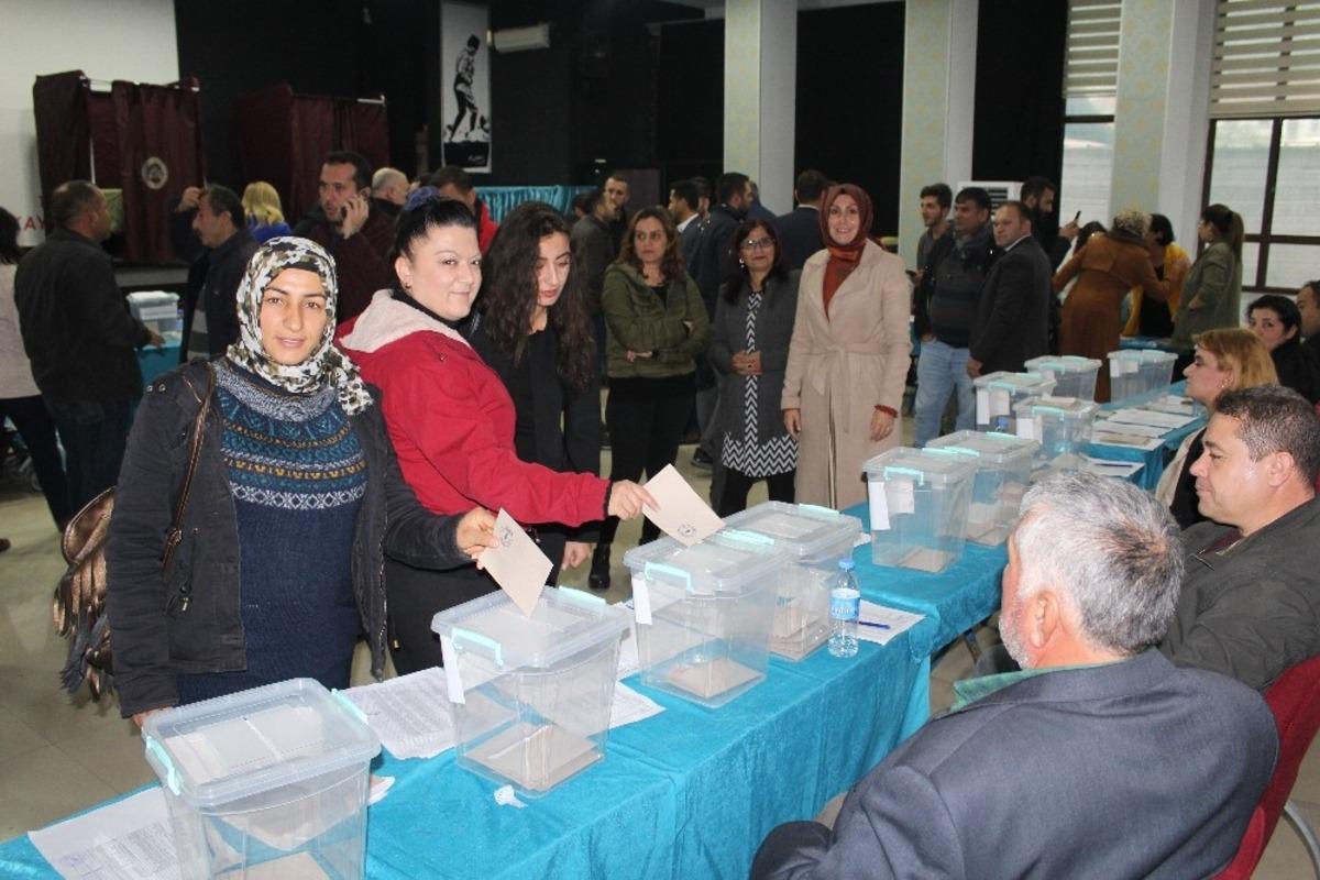 AK Parti Mil&acirc;s delegesini se&ccedil;ti