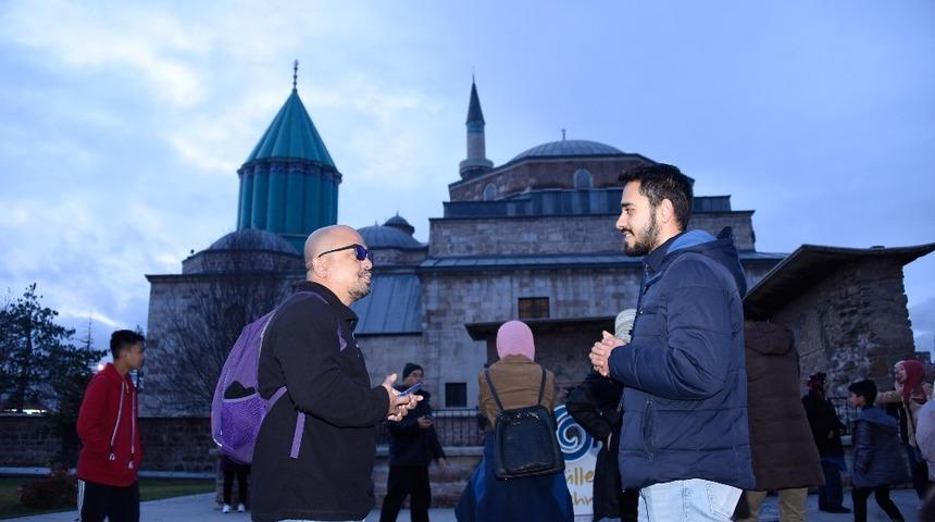 Gen&ccedil;ler turistlerle konuşarak yabancı dillerini geliştiriyor