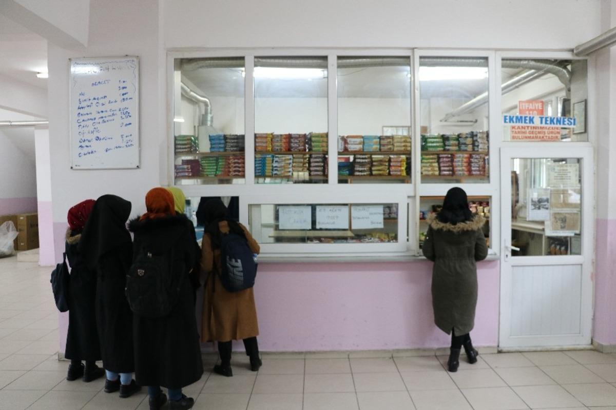 G&uuml;lmez: &ldquo;Okul kantinlerinde şırıngalı &ccedil;ikolata satılmıyor&rdquo;