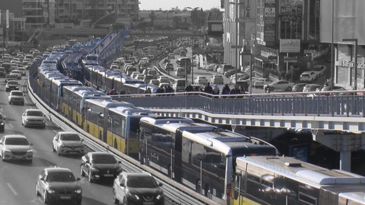 İstanbul'da metro ve metrob&uuml;s arızası! Uzun kuyruklar oluştu